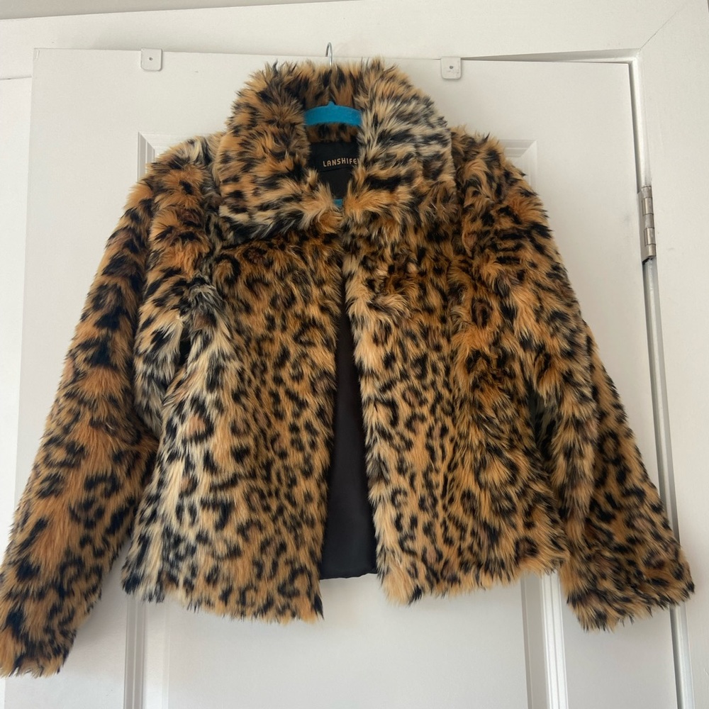 Short leopard print jacket